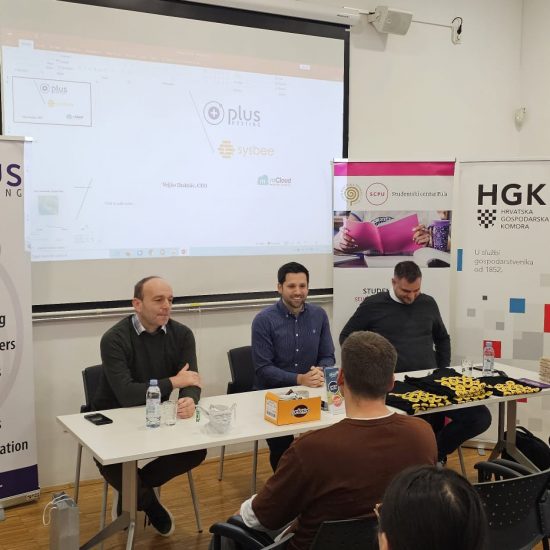 Sudionici predavanja “Od ambicije do profita” u Studentskom domu Pula, gdje su studenti i ICT stručnjaci zajedno raspravljali o karijeri, brendingu i profesionalnom razvoju.