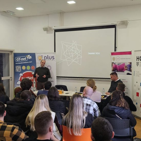 Sudionici predavanja “Od ambicije do profita” u Studentskom domu Pula, gdje su studenti i ICT stručnjaci zajedno raspravljali o karijeri, brendingu i profesionalnom razvoju.